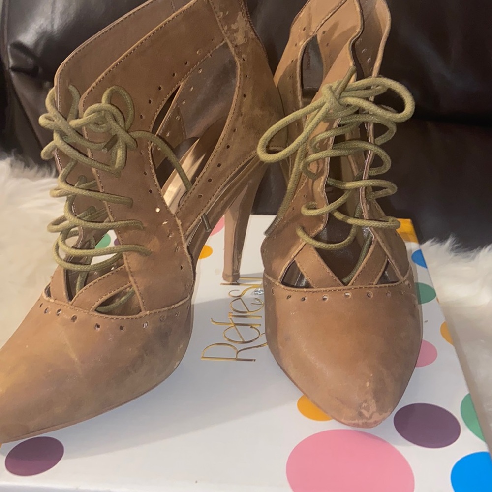 Tan cut out boot heel with laces